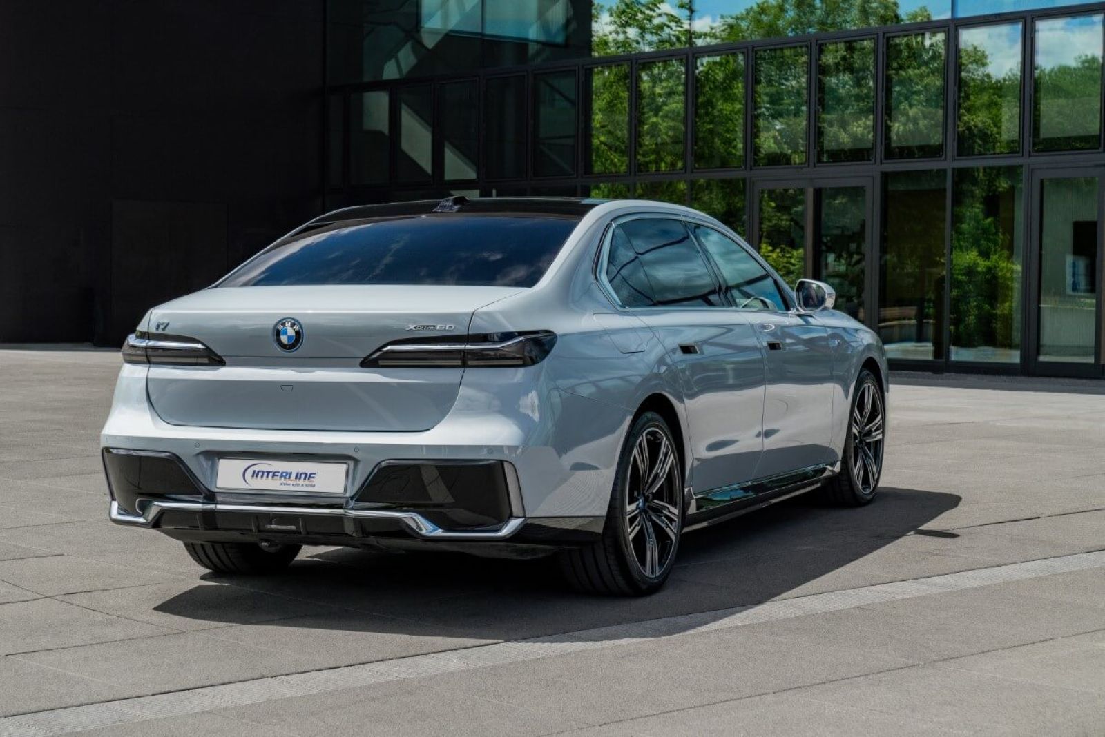 Limousine BMW i7 xDrive 60 (electric) von hinten.