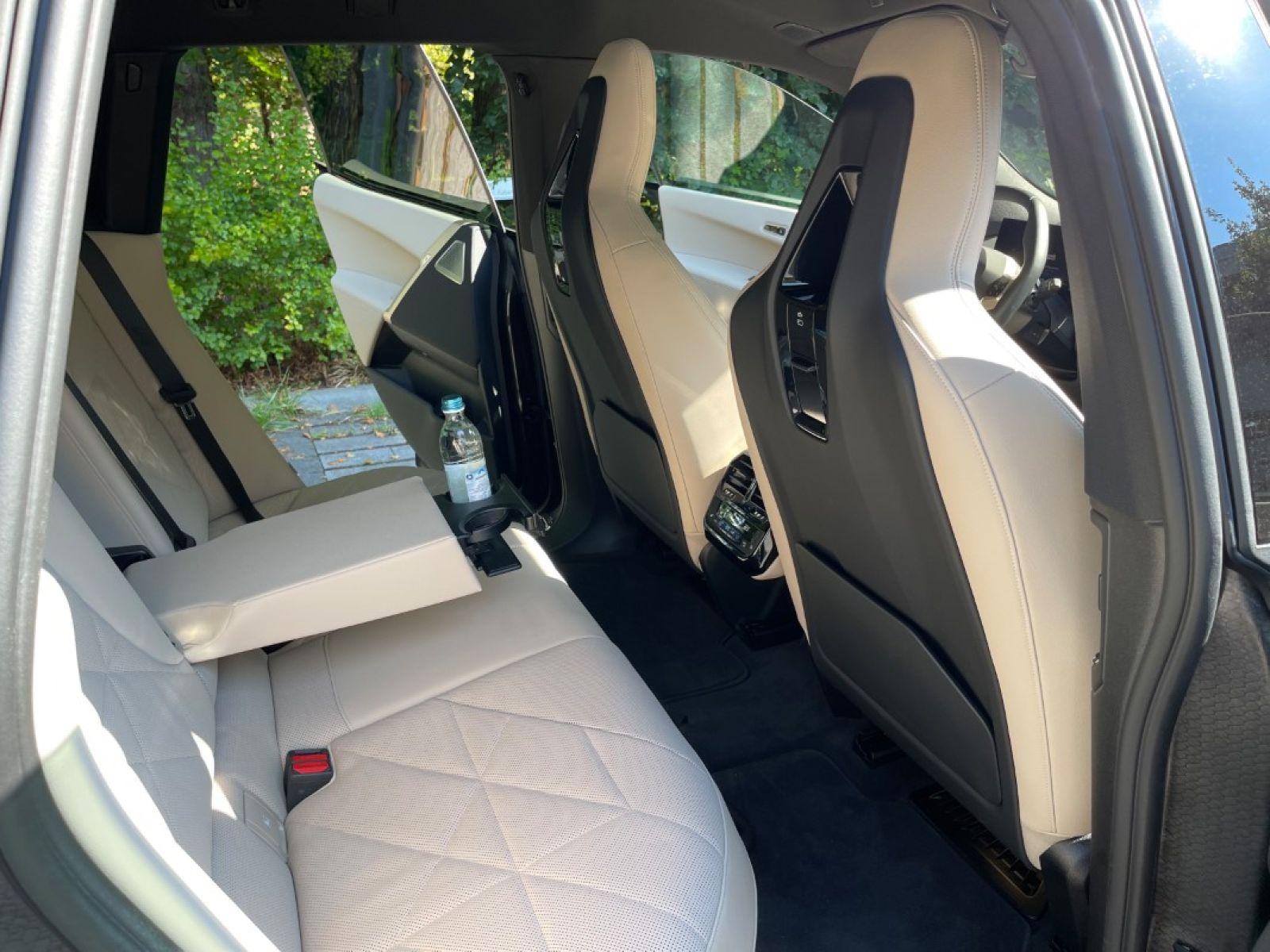 Limousine BMW iX xDrive50 Innenansicht hinten.