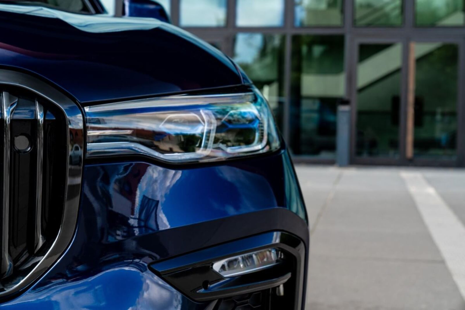 SUV - BMW X7 M60i xDrive Headlights front.