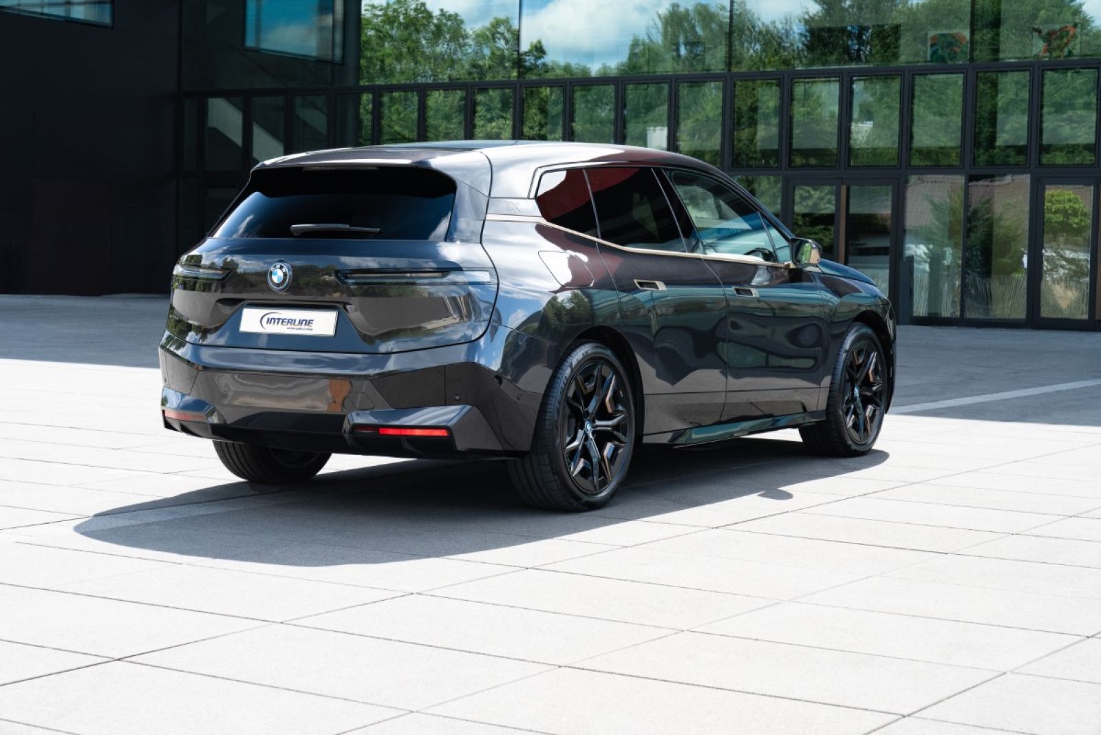 SUV - BMW iX xDrive50 (electric) von hinten.