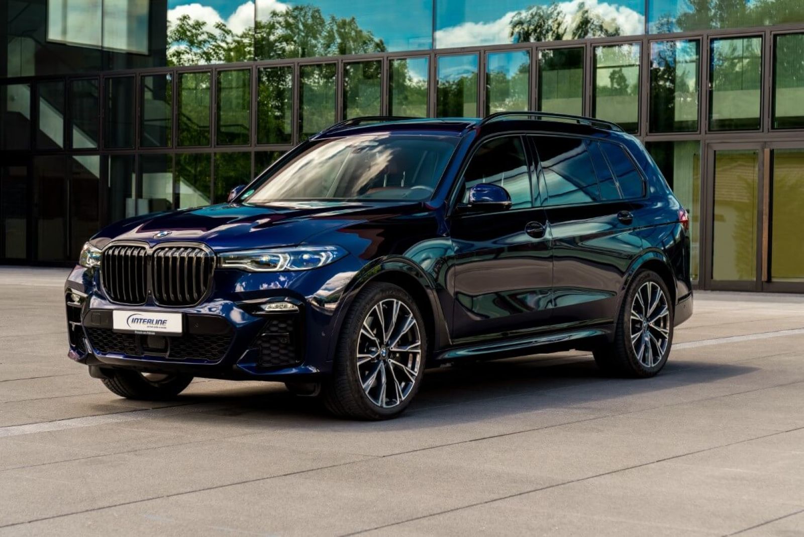 SUV BMW X7 M60i xDrive von vorne.