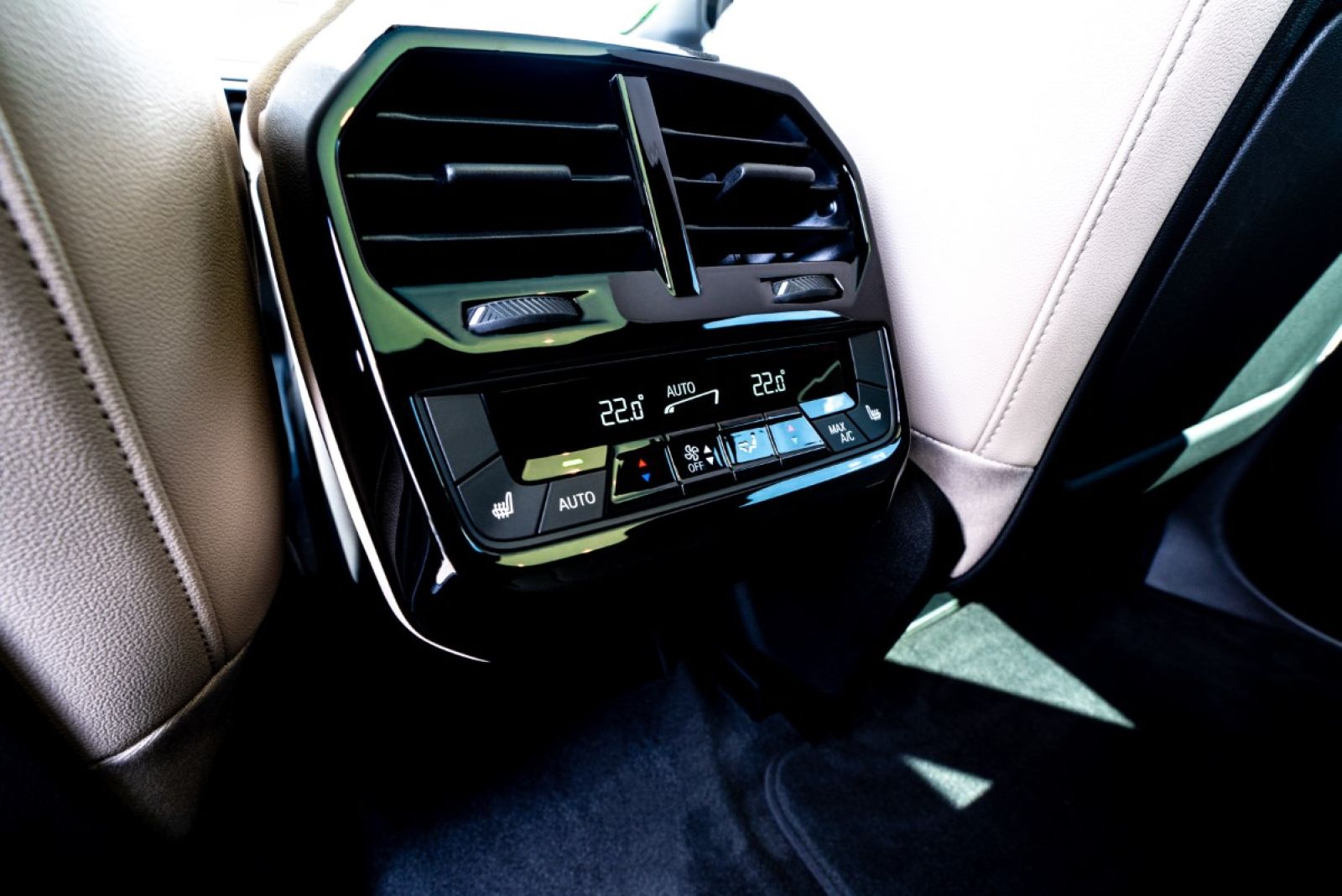 SUV - BMW iX xDrive50 (electric) Innenansicht Mittelkonsole.