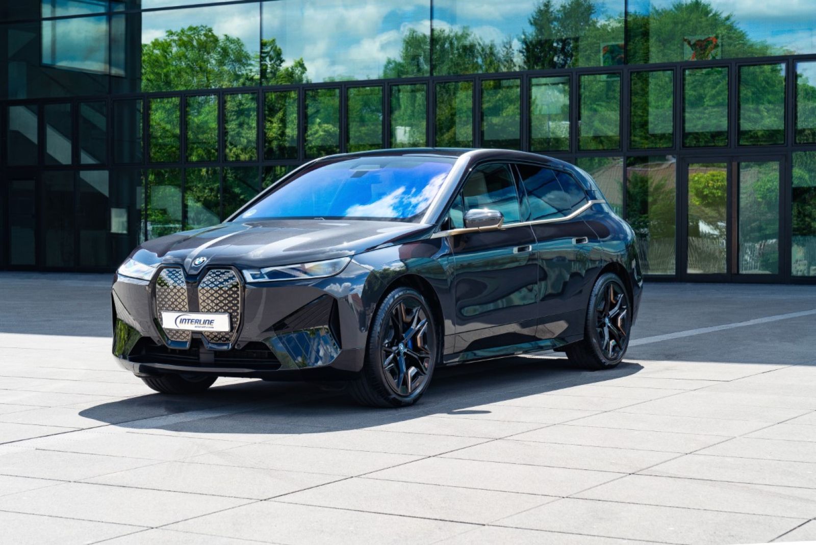 Limousine BMW iX xDrive50 von vorne.