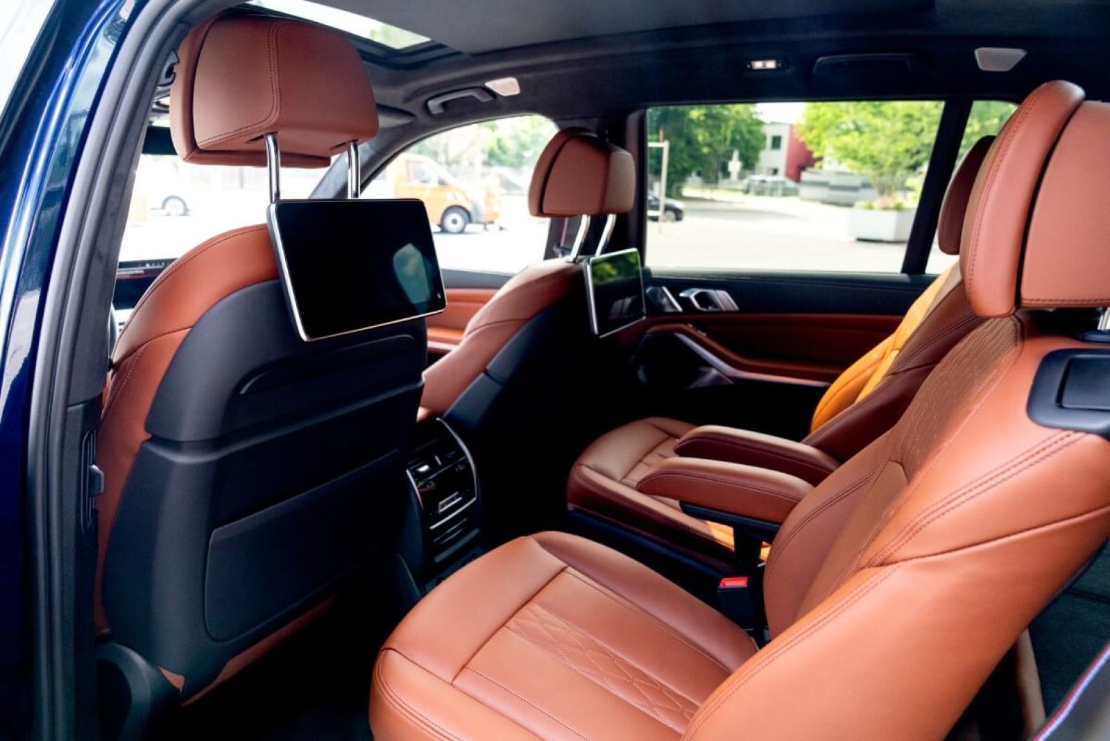 SUV - BMW X7 M60i xDrive Interior back.