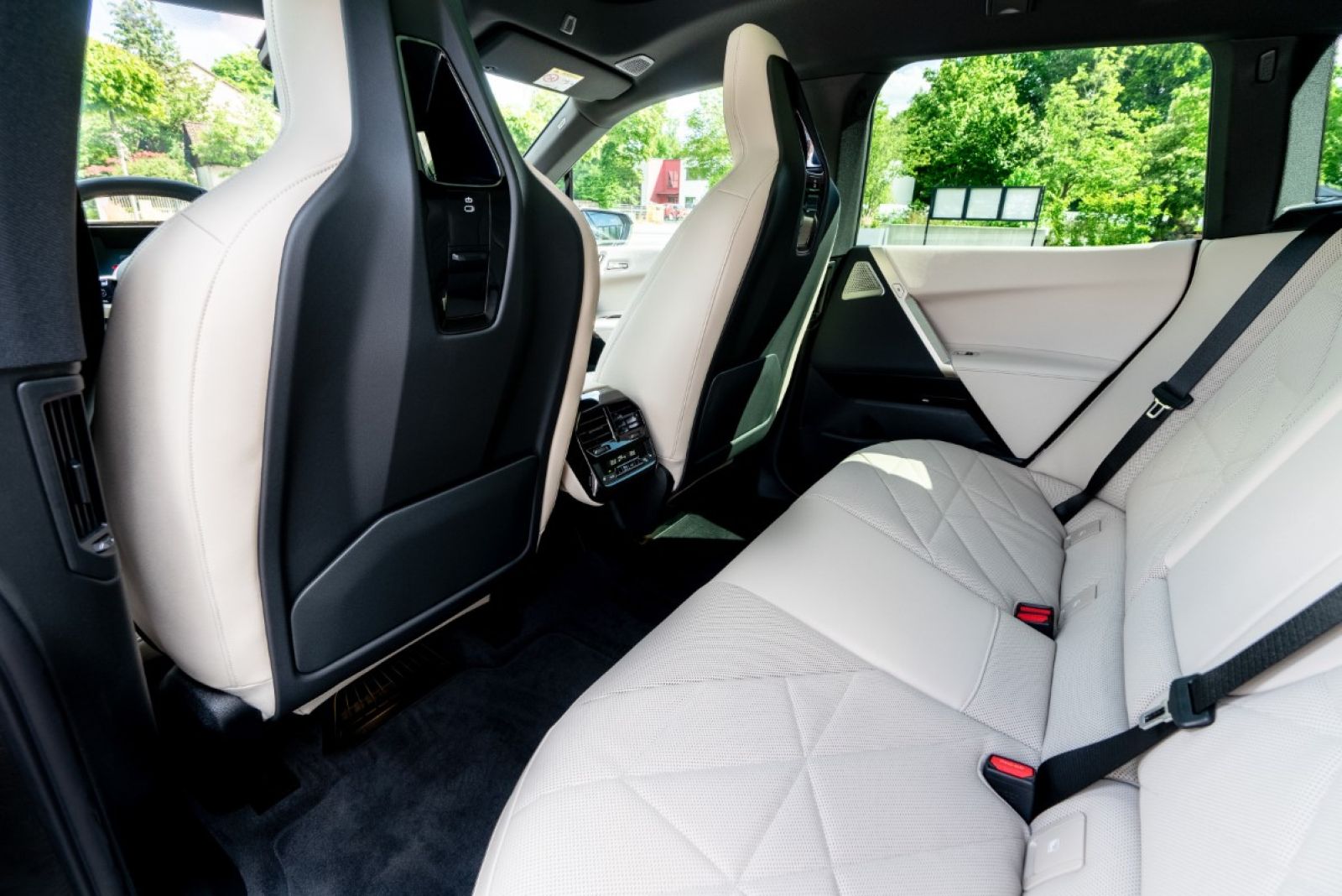 Limousine BMW iX xDrive50 Innenansicht hinten.