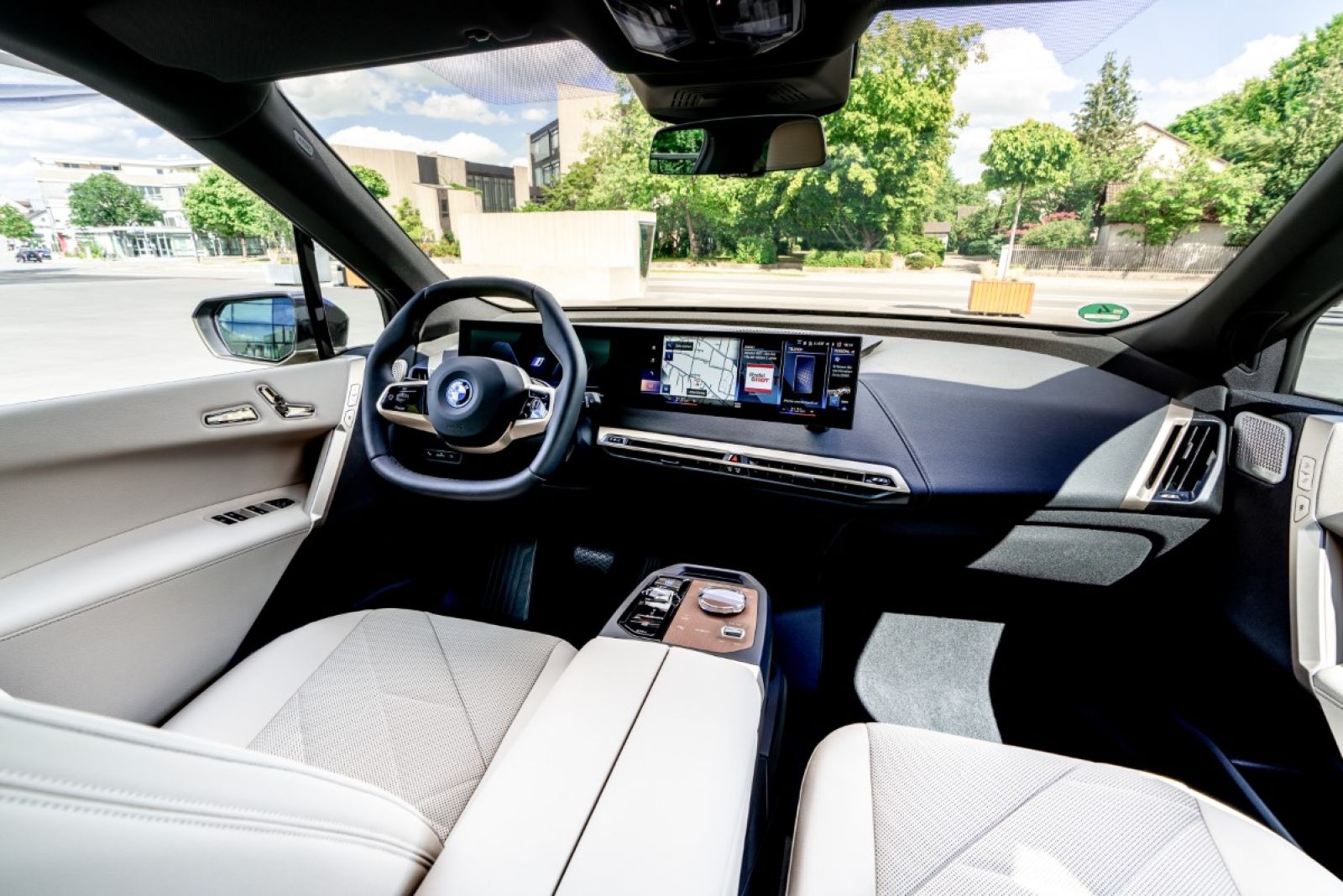 SUV - BMW iX xDrive50 (electric) Innenansicht vorne.